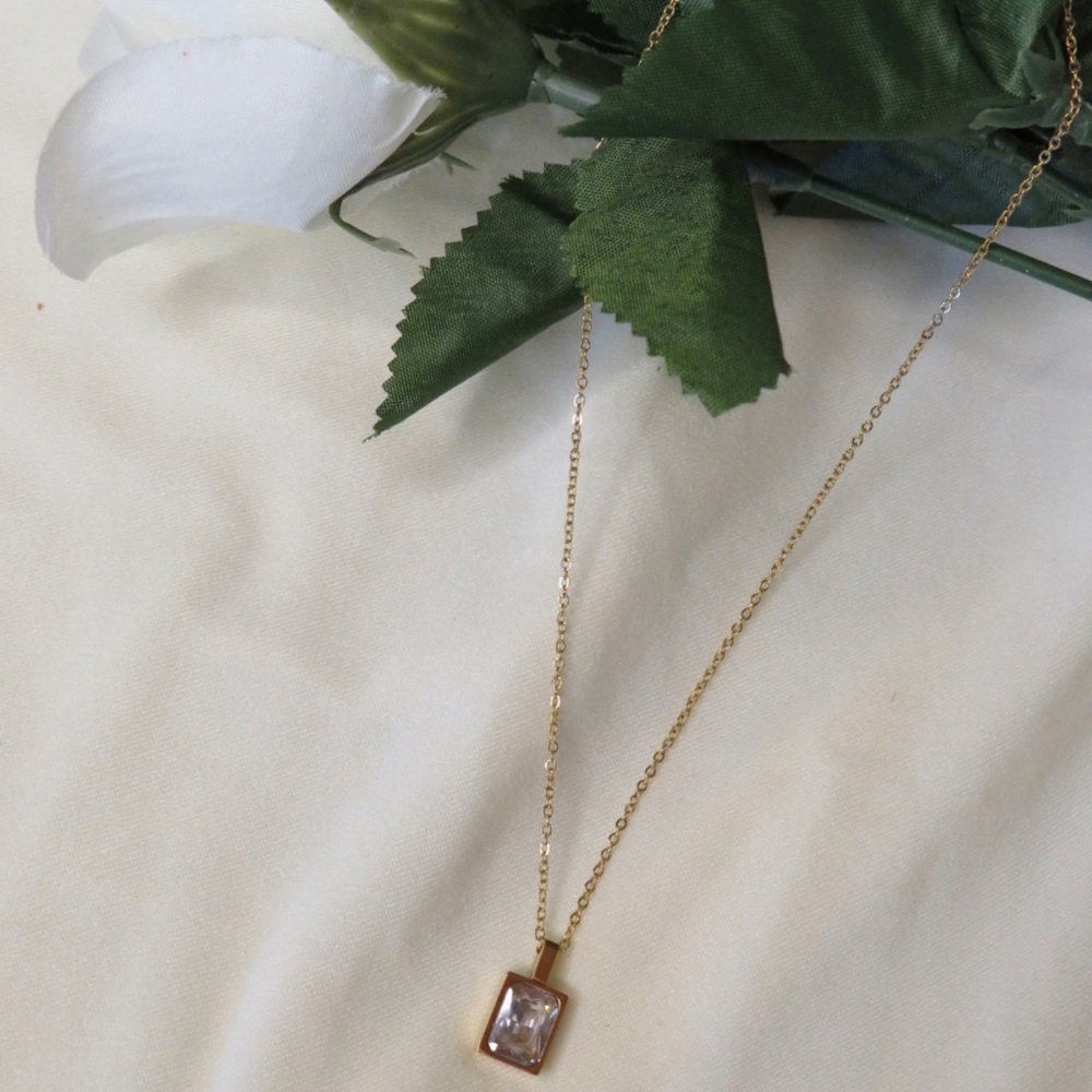 NEW 18K GOLD PLATED CRYSTAL NECKLACE
